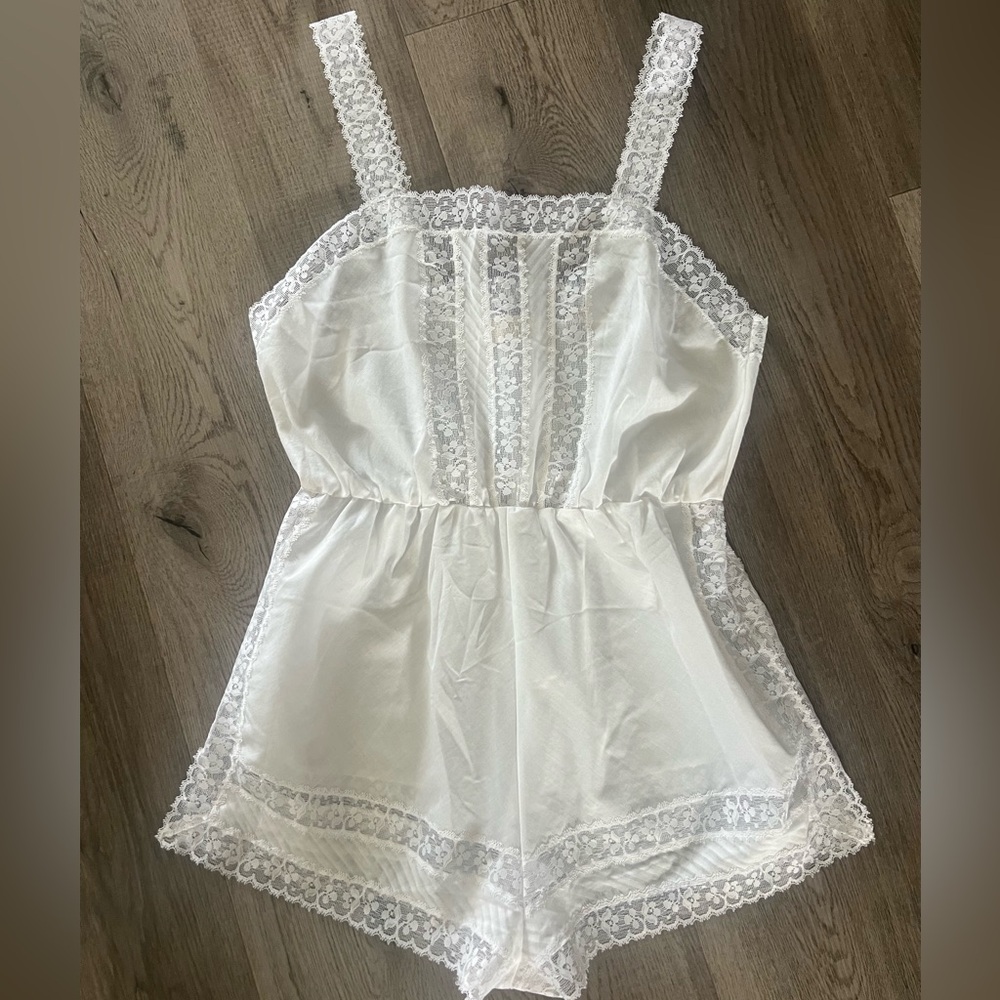 Gorgeous Vintage Vanity Fair Dainty White Lace Romper Playsuit L